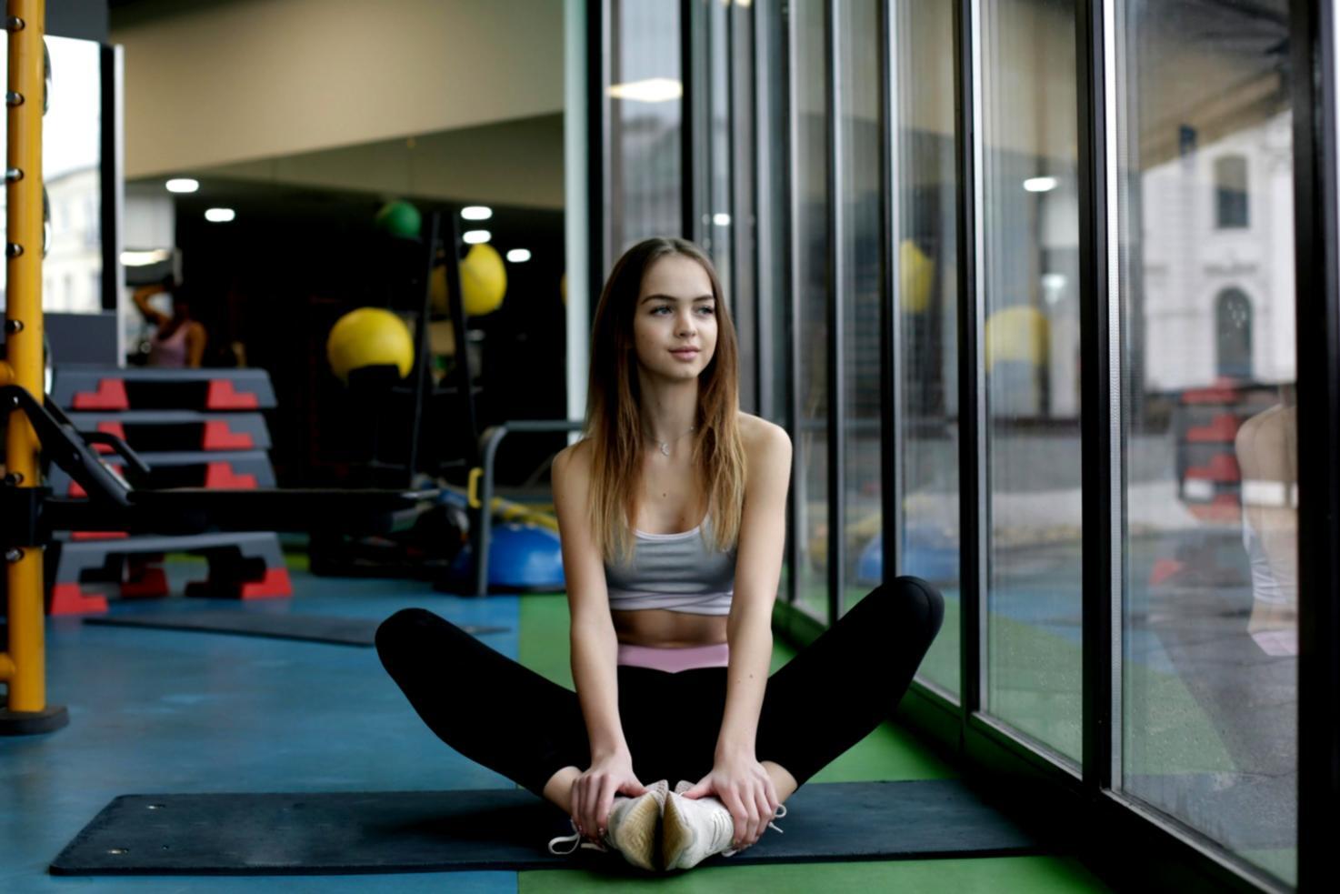 Різні типи килимків для йоги розкладені на підлозі