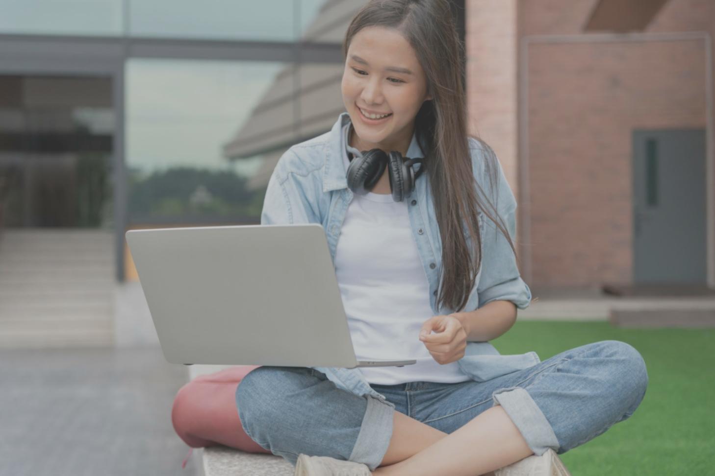 Студенти на заняттях йоги використовують різні килимки